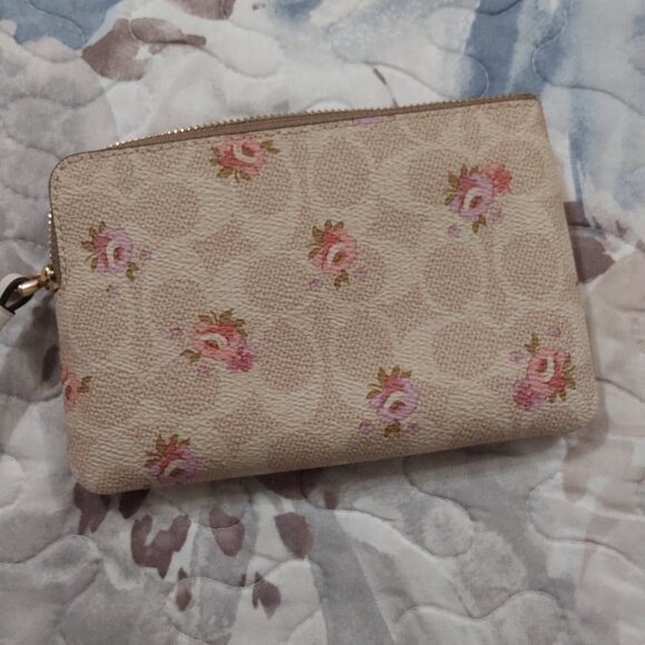 *** BUNDLE FOR   @kathytreto NWT Coach Floral Wristlet - Picture 2 of 8